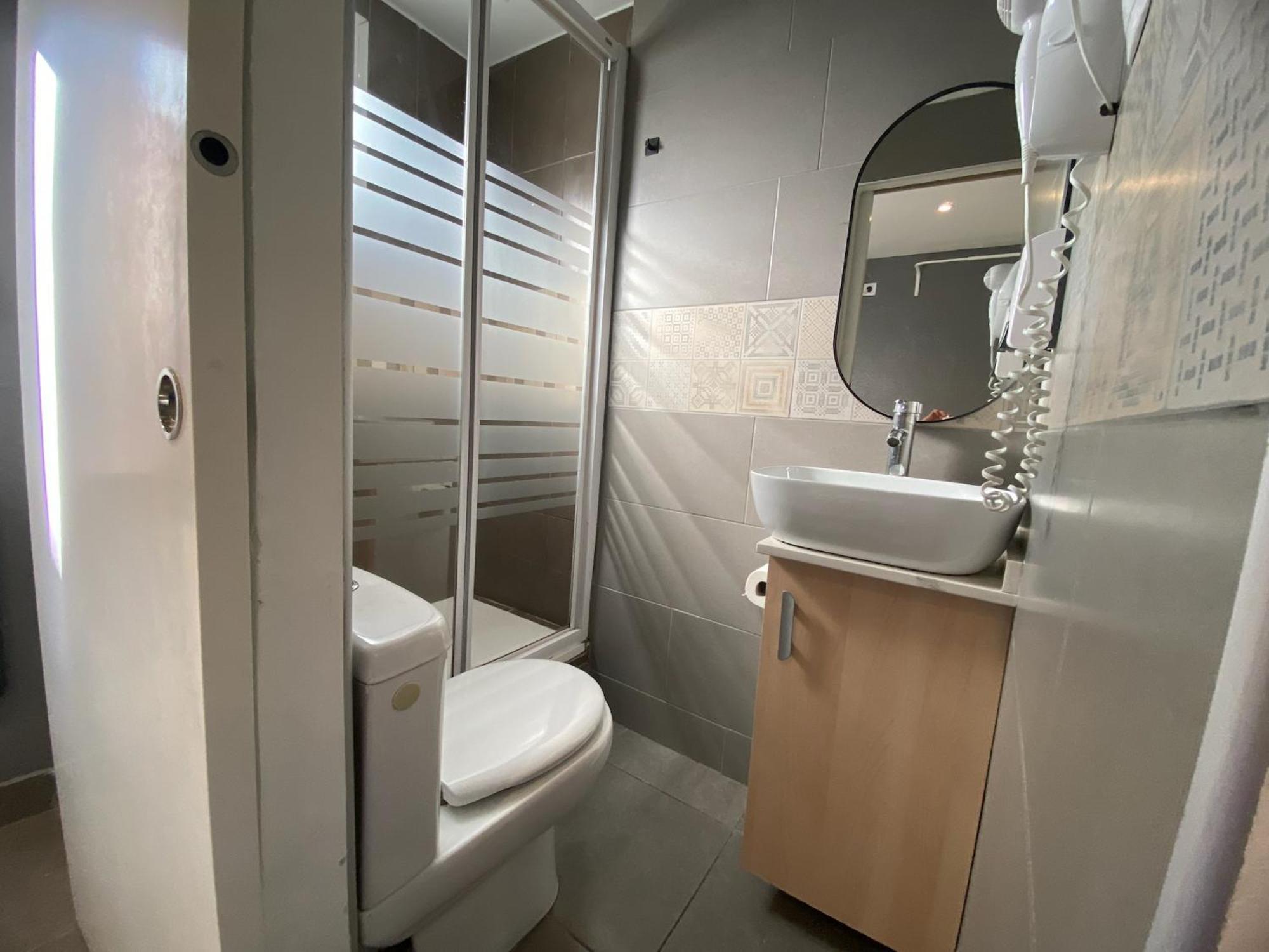 Suites Nuevas Con Bano Privado Frente Al Metro St Mwc Barcelona-Fira L'Hospitalet de Llobregat Luaran gambar