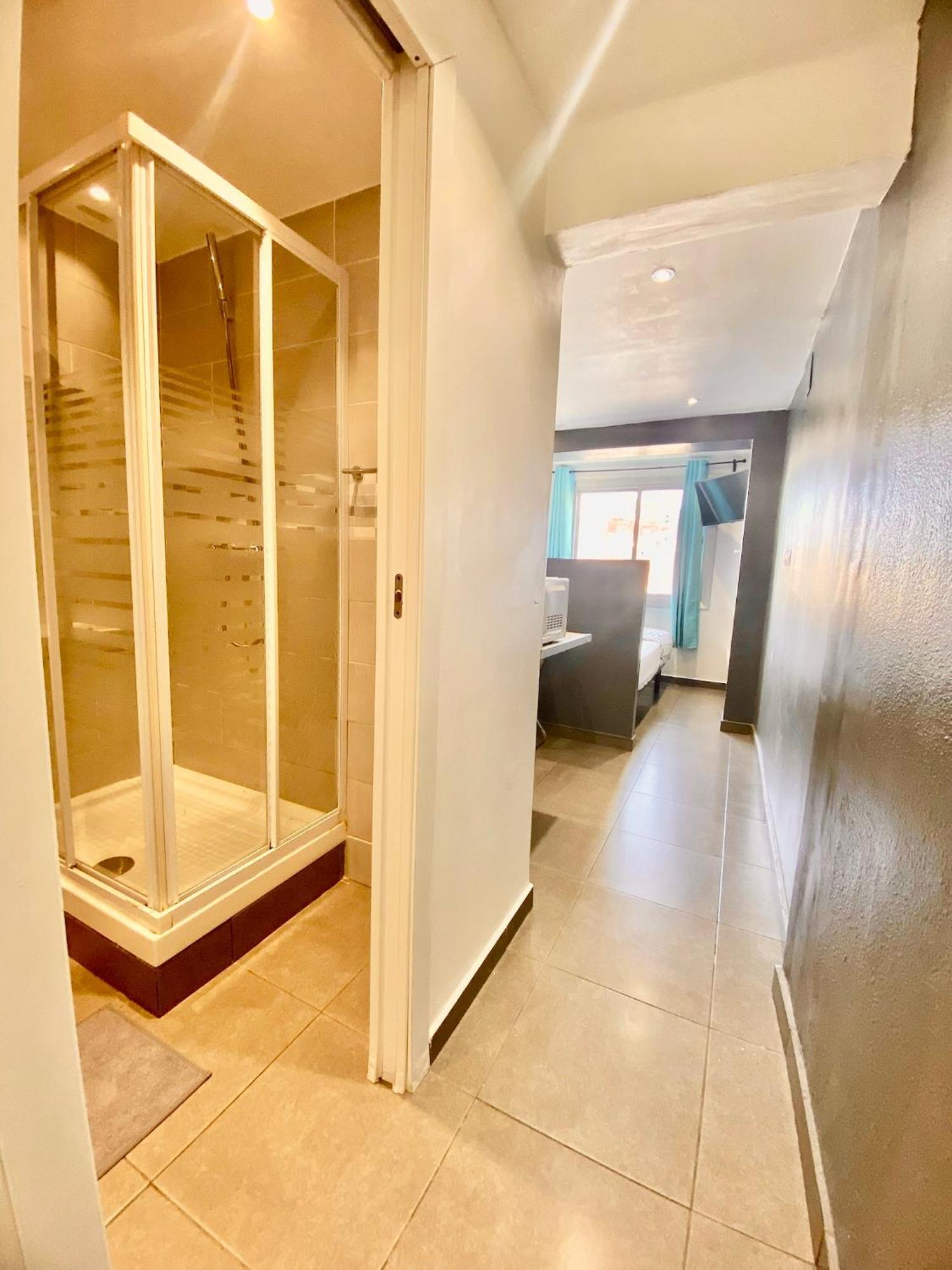 Suites Nuevas Con Bano Privado Frente Al Metro St Mwc Barcelona-Fira L'Hospitalet de Llobregat Luaran gambar