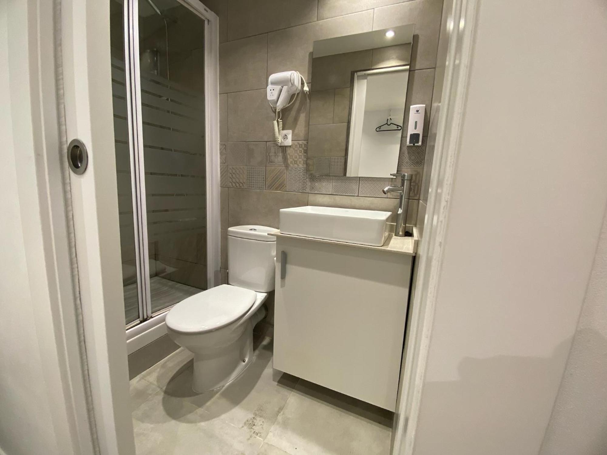 Suites Nuevas Con Bano Privado Frente Al Metro St Mwc Barcelona-Fira L'Hospitalet de Llobregat Luaran gambar