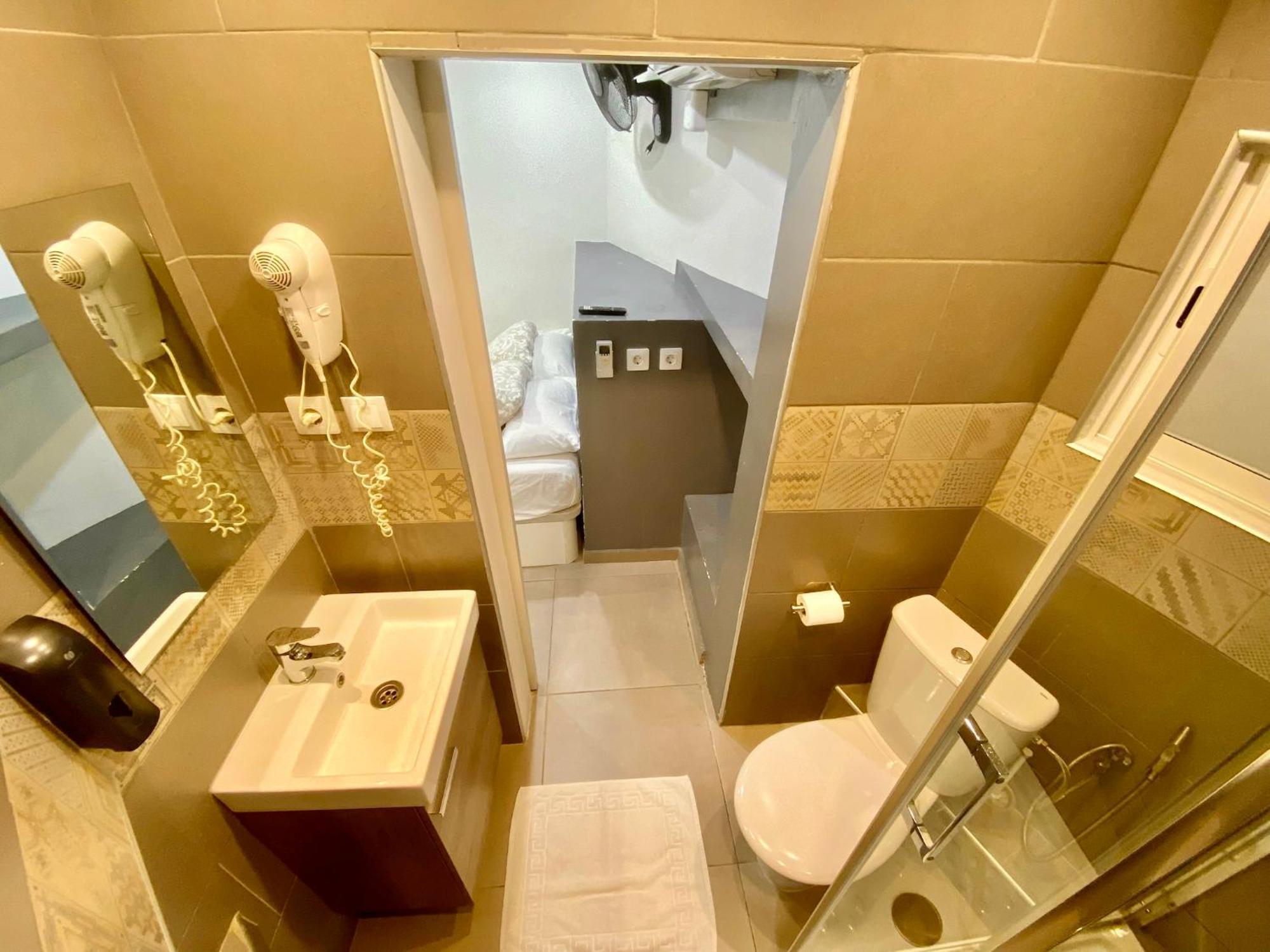 Suites Nuevas Con Bano Privado Frente Al Metro St Mwc Barcelona-Fira L'Hospitalet de Llobregat Luaran gambar